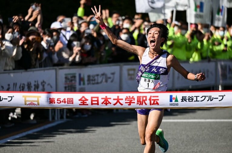 全日本大学駅伝では2位の国学院大学に3分以上差をつけ、3連覇を成し遂げる。アンカーは花尾恭輔（3年）　©Nanae Suzuki