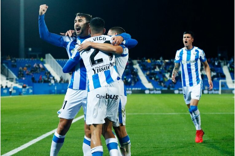 柴崎岳vs岡崎慎司が《ユニフォームを引っ張ってバチバチ》 撮影カメラマンが凍えそうな雨中で捉えた“熱いバトル”の瞬間(21)