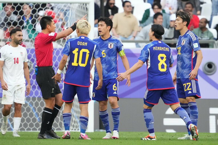 日本の選手たちがレフェリーに詰め寄る場面も　©Masashi Hara