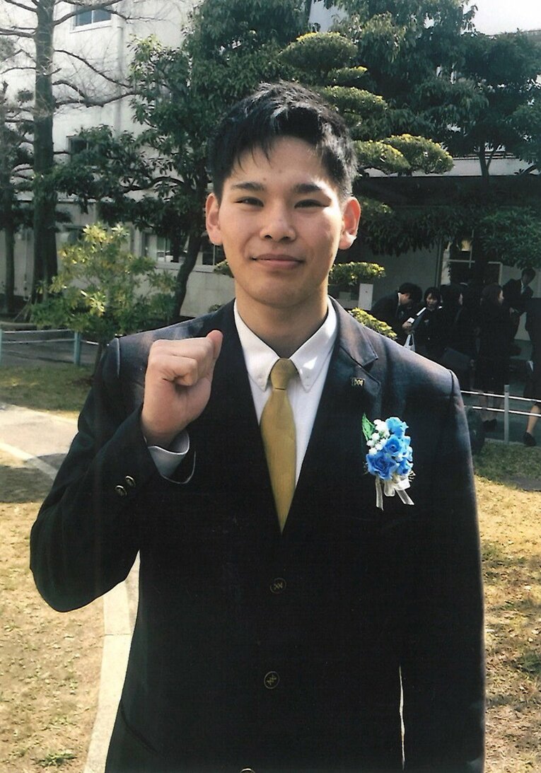 高校卒業時の西田有志（両親提供）