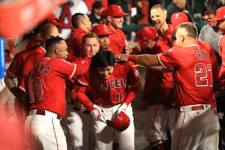 写真は2018年4月3日、インディアンス戦でメジャー初ホームランを打った大谷。チームメイトからは“無視”のあと、もみくちゃにされた　　©Getty Images
