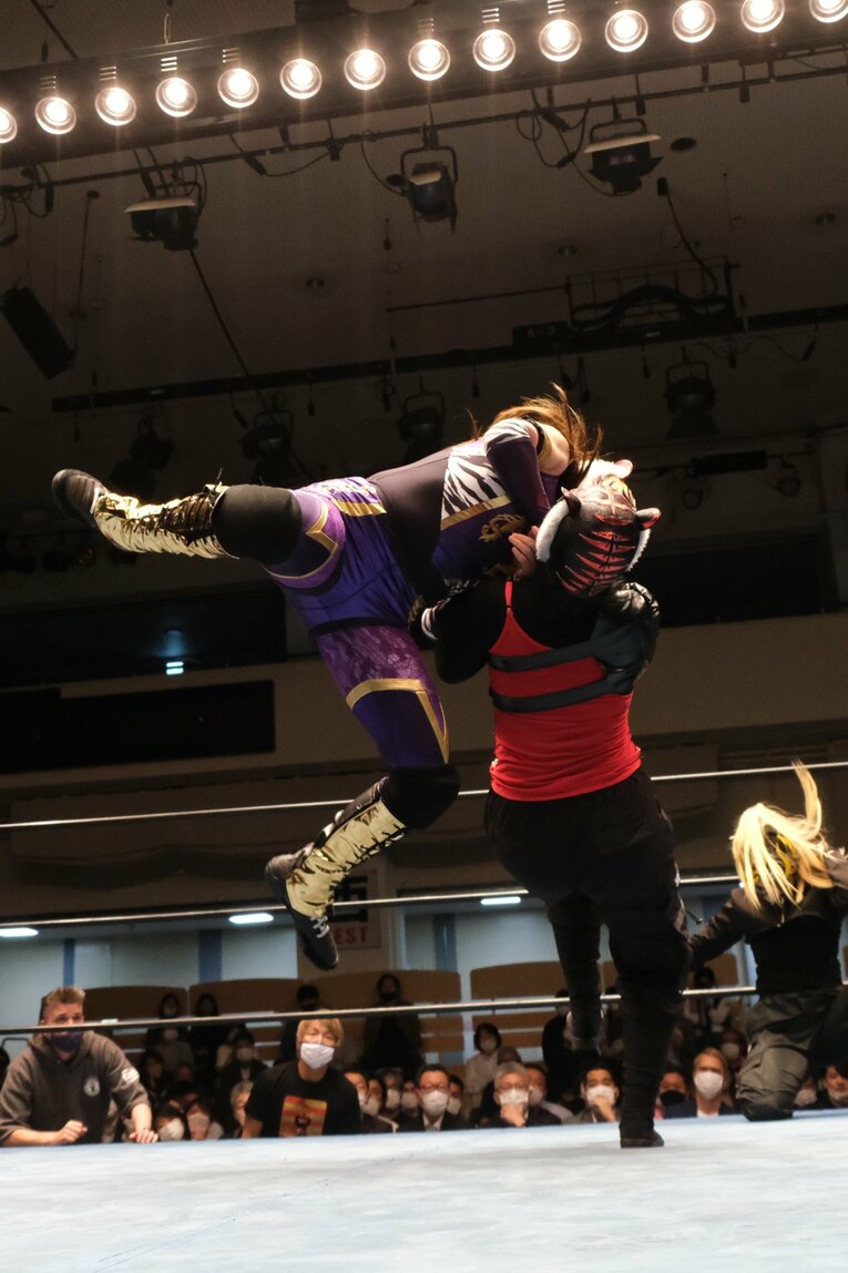 タイガー・クイーンを激怒させた“ヒール殺法”…乱入に凶器攻撃、待望のライバルは何でもありの“闇の軍団”？(32)