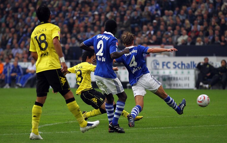 香川がダービーで決めた1点目　©Getty Images