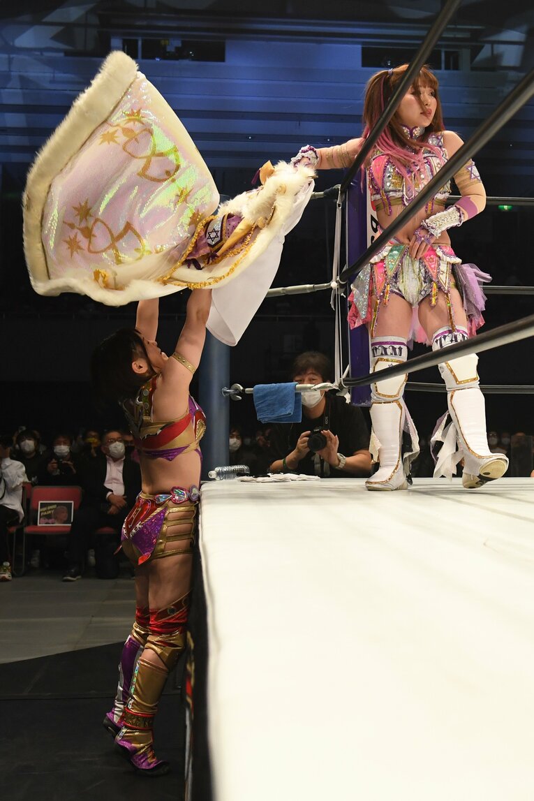 岩谷麻優に敗れたあと、中野たむのセコンドにつく月山和香