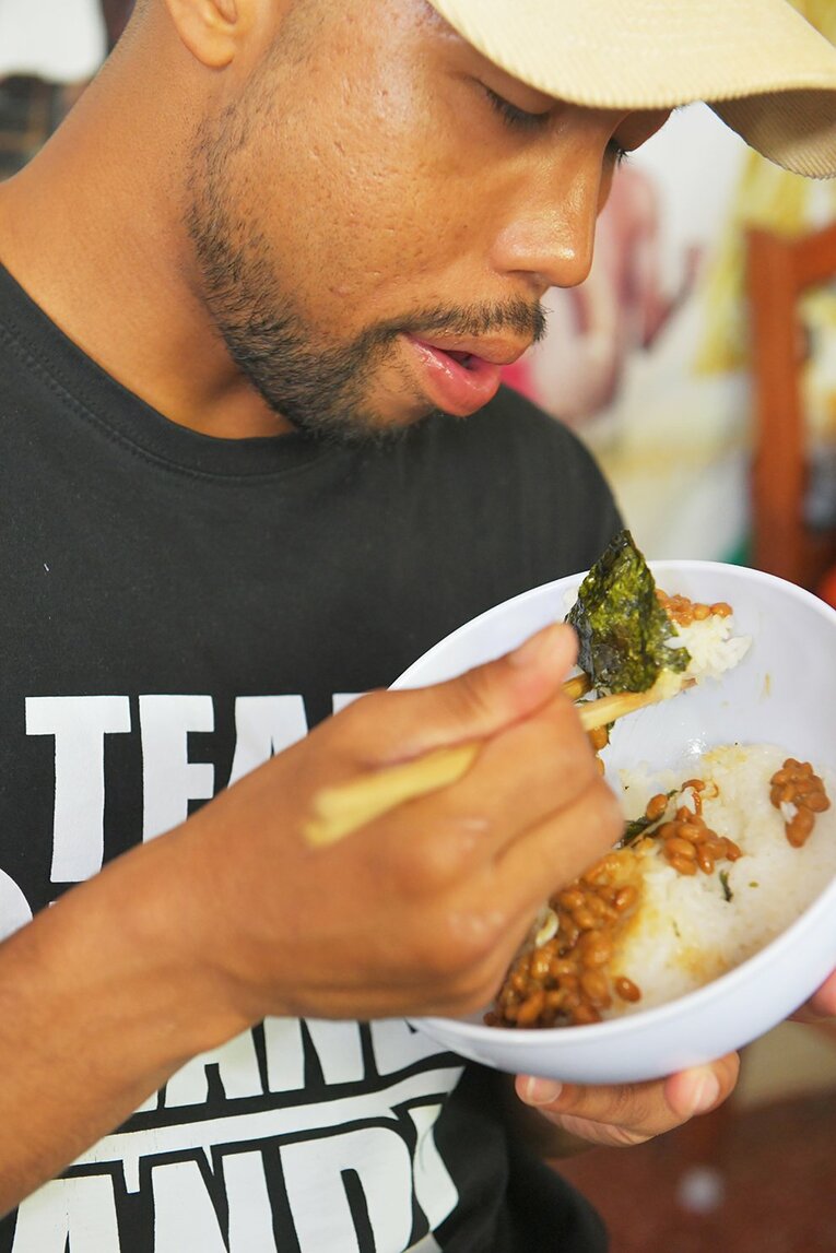 計量後はジムに戻り、スーパーで購入した納豆2パックと米飯を食べた　©Kokou Sekine