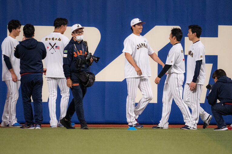 松井裕樹を前に笑顔の大谷　©︎Nanae Suzuki