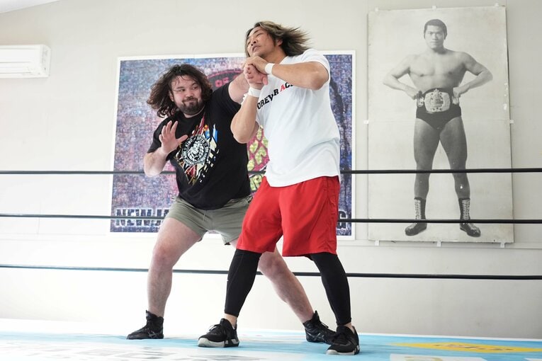 ウルフアロンの腕を取る棚橋弘至　©Essei Hara