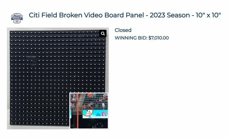 大谷によって破壊されたパネルも出品され、7010ドル（約102万円）で落札　※MLB Auctionより