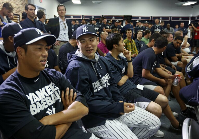 ヤンキース時代の黒田博樹（左）と言葉をかわすメジャー1年目の田中将大（2014年）©︎Getty Images