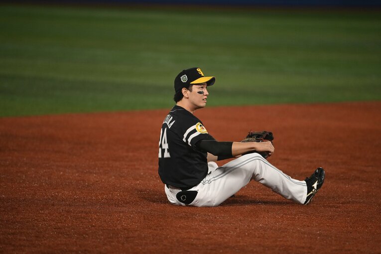 日本シリーズ第6戦、牧秀悟の当たりに飛びついた栗原陵矢だが内野安打に　©︎Naoya Sanuki