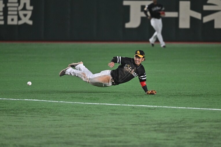 今宮健太の空中アクロバティックプレー（3/6）　©Hideki Sugiyama