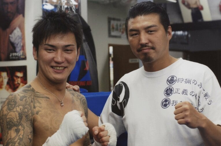 元祖・入れ墨ボクサーとして名を馳せた大嶋宏成（右）と、その背中を追いかけてプロボクサーになった大嶋記胤　©Ohshima brothers