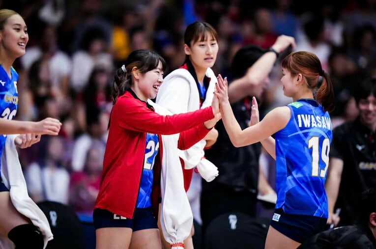 セッター中川つかさ（左）や岩澤実育らリザーブメンバーの力もチームに勢いを与えた　©︎Volleyball World