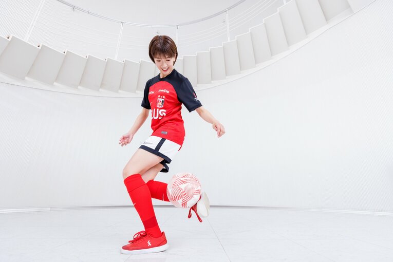 眞嶋さんの「ウマすぎリフティング」連続写真　©Kiichi Matsumoto