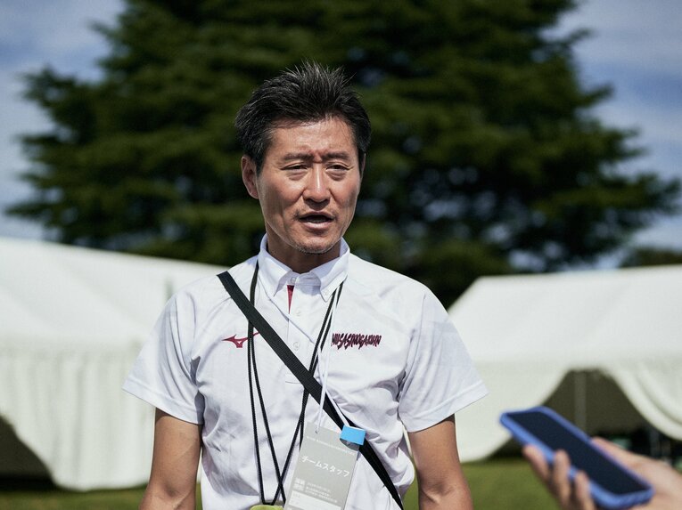 武蔵野学院大を率いる坂田監督。20年前の「奇跡の箱根優勝チーム」にも縁が…？　©Yuki Suenaga