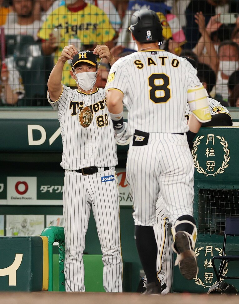 矢野監督からの金メダル授与　©JIJI PRESS