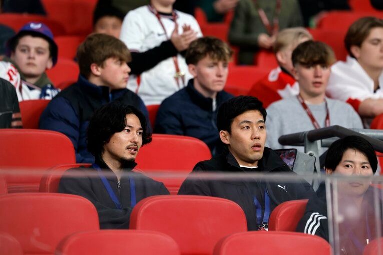 じつはイングランド戦を見守っていた遠藤航と南野拓実　©AFLO