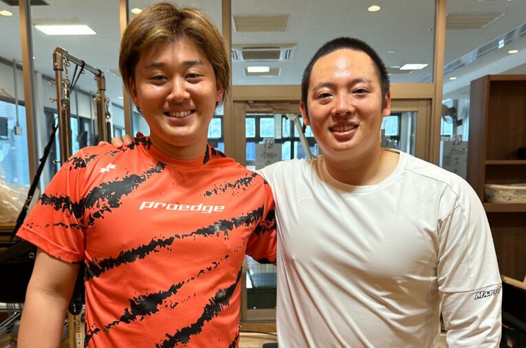 尊敬する松井裕樹（右）の自主トレは鈴木に大きな刺激を与えている ／ photograph by Chiba Lotte Marines