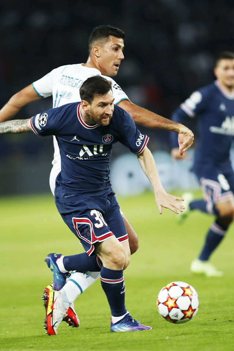 「PSGメッシ」の初得点と“FKの壁で寝転び”、ネイマールとの友情を撮った… 18歳のバルサ新10番ファティも復活〈激写〉(30)