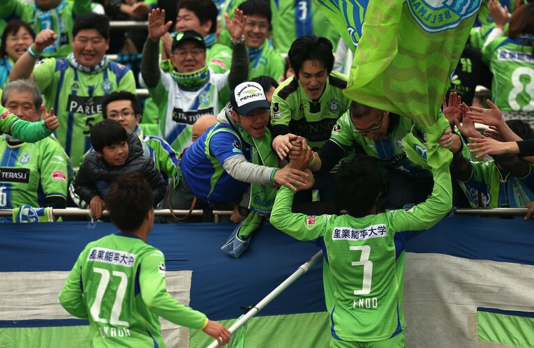 湘南サポーターに愛されまくった遠藤航（2014年）©︎Getty Images