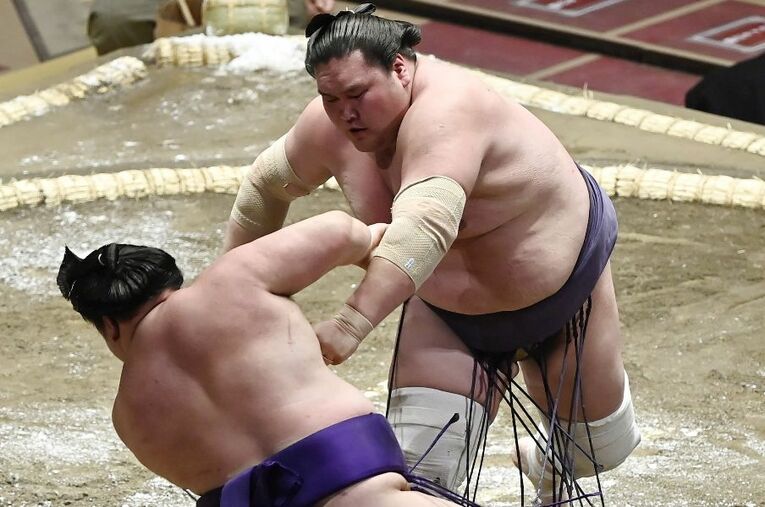 大相撲夏場所初日 、照ノ富士がきめ出しで明生を下す ／ photograph by KYODO