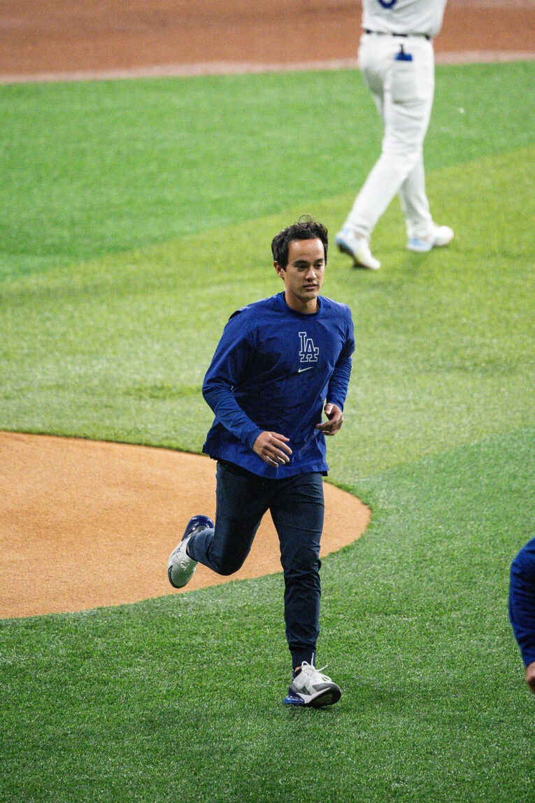 【開幕2戦目／21日】代理で通訳を務めたウィル・アイアトン氏　©Nanae Suzuki