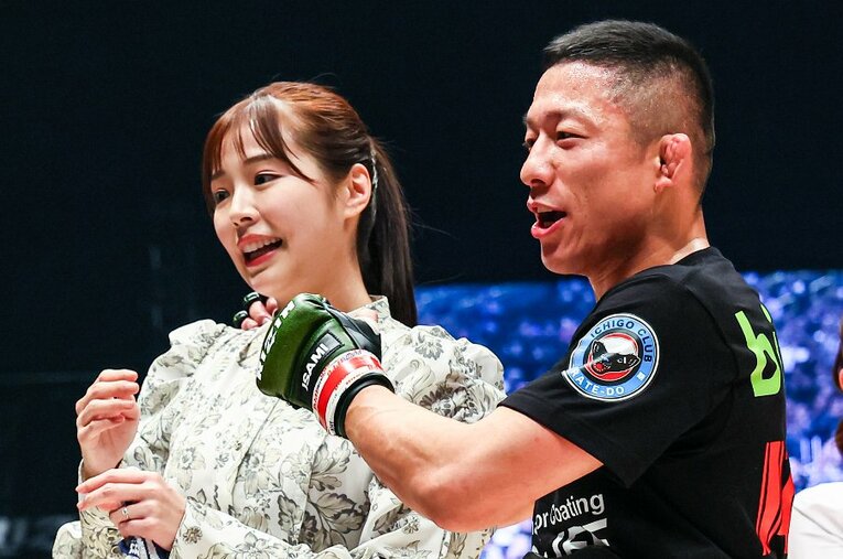 2023年大晦日、初代RIZINフライ級王座に輝いた堀口恭司はリング上で川村那月にプロポーズ。さいたまスーパーアリーナは幸福な空気に包まれた ／ photograph by RIZIN FF Susumu Nagao