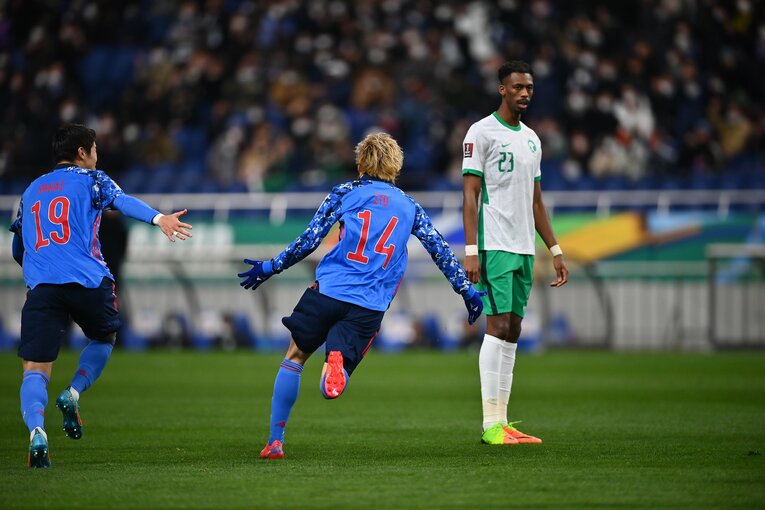 トルシエも手放しで評価した、4試合連続ゴールの伊東純也（中央）。4試合連続は、ロシアW杯予選の原口元気に並ぶ日本代表歴代最多タイ記録だ　Takuya Kaneko/JMPA