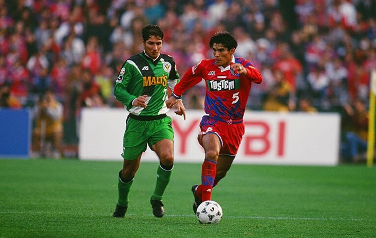 鹿島アントラーズなどで活躍した内藤就行。2003年限りで現役を退き、指導者のキャリアを歩んでいる（1996年）©︎J.LEAGUE