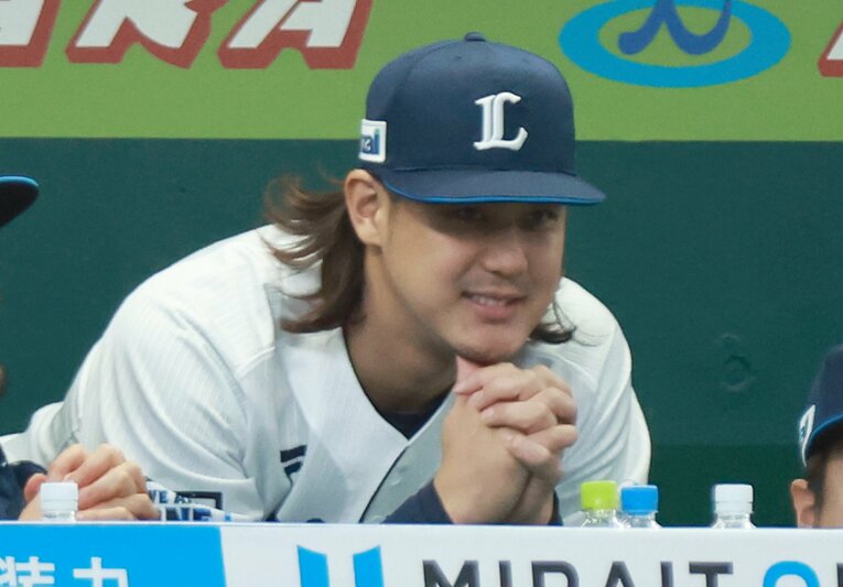 久々の勝ち星を前に、思わずベンチで祈るように戦況を見つめた高橋　©SANKEI SHIMBUN