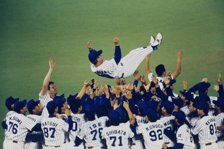 歓喜の胴上げの輪に初めて加わった　©Takahiro Kohara