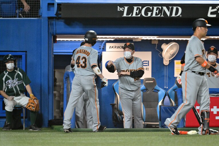 重信を出迎える原監督　©Hideki Sugiyama