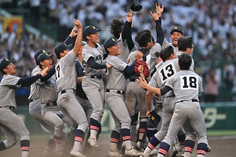 ベンチの清原らが加わり歓喜の輪が出来上がる（3/8　全8枚）　©Hideki Sugiyama