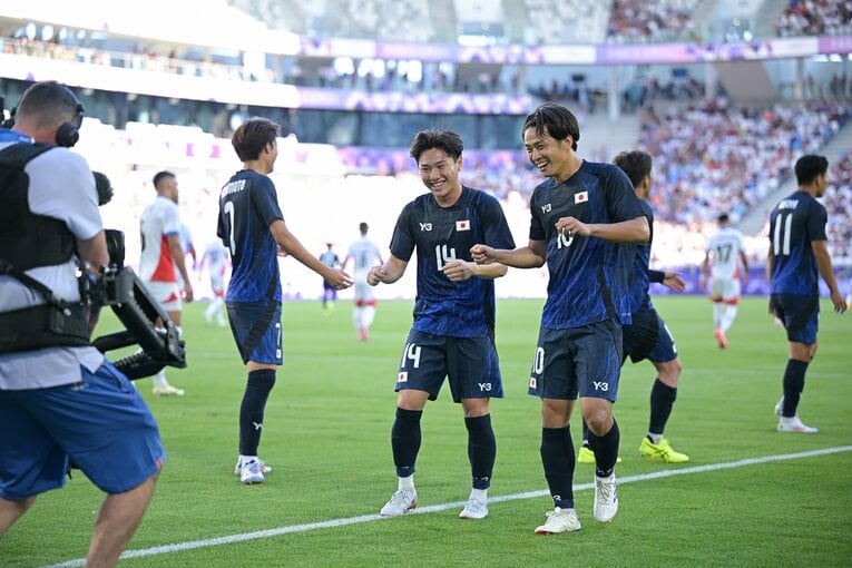 1点目を決めた三戸とチャンスを演出した斉藤　©Takuya Kaneko/JMPA