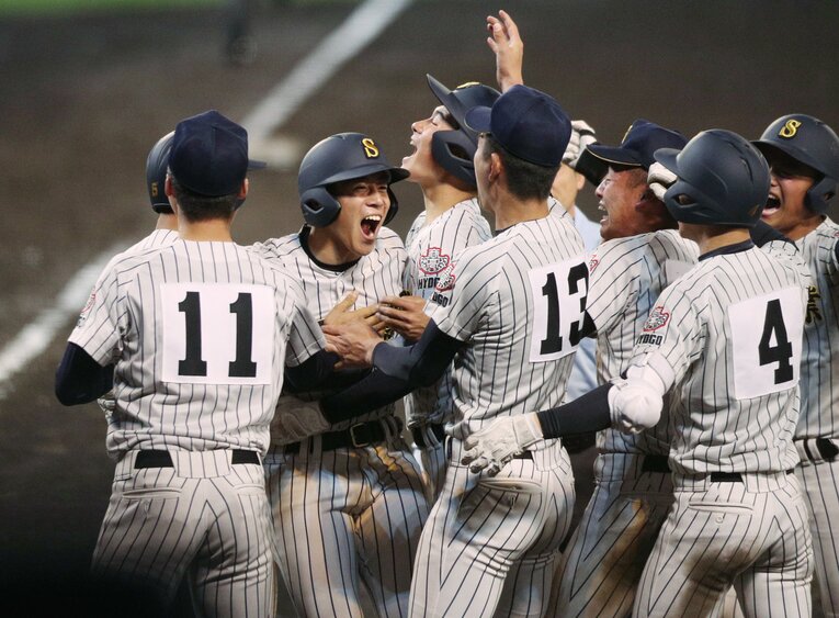 2年春の選抜大会。９回裏にサヨナラ本塁打を放ち、チームメートと喜ぶ来田涼斗　©JIJI PRESS