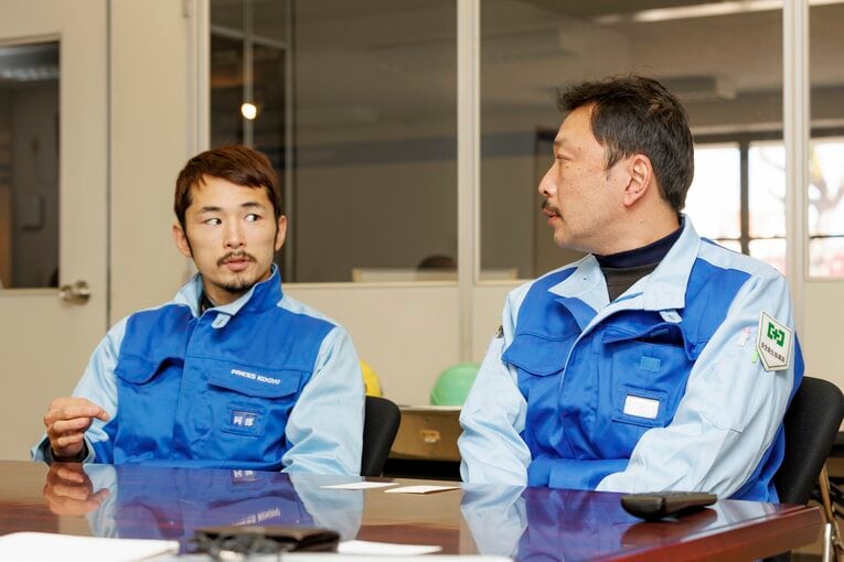 上司・黒川さんと言葉をかわす阿部麗也。勤務先の協力を得て、プロボクサーとして邁進してきた　©︎Kiichi Matsumoto