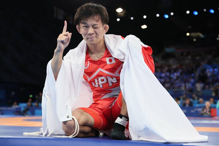 日の丸を背にウインクを決める樋口黎　©JMPA