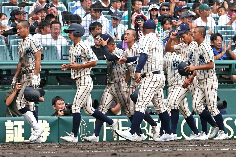 大阪勢18年ぶりに初戦で姿を消すことになった東大阪大柏原ナイン。強豪ひしめく大阪勢が春夏未勝利で終わるのは実に45年ぶりの事態だった ／ photograph by Sankei Shimbun