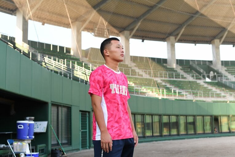 甲子園を追えた9月上旬、後輩たちの練習を見つめる馬庭 ©Kota Inoue