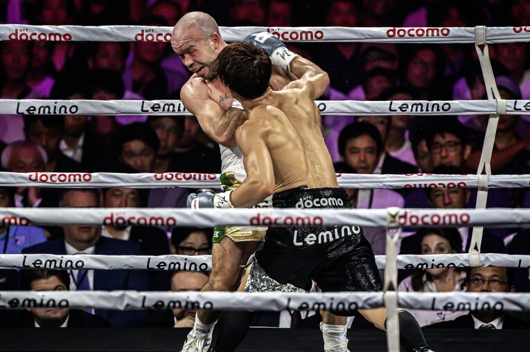 強烈な連打でドヘニーをロープに追い込む井上尚弥 ／ photograph by Takuya Sugiyama