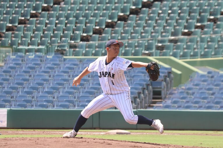 U18日本代表で力投する間木　©Fumi Sawai