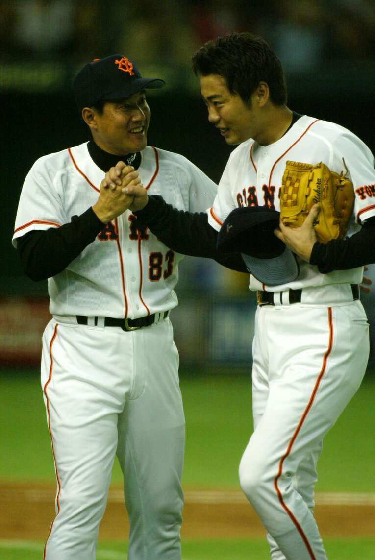上原浩治を迎える原辰徳監督（写真は2002年）©︎Koji Asakura