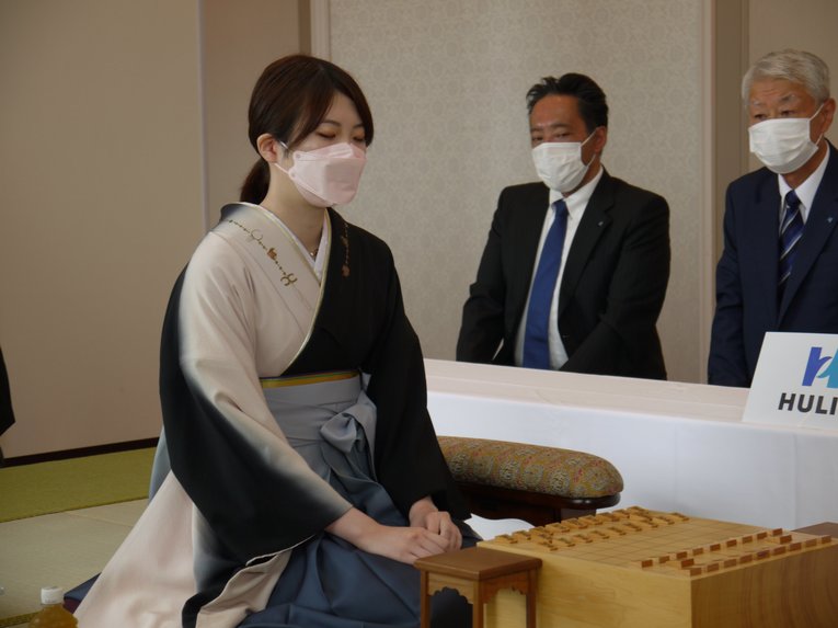 和服姿で対局に臨む西山女流三冠　©LPSA