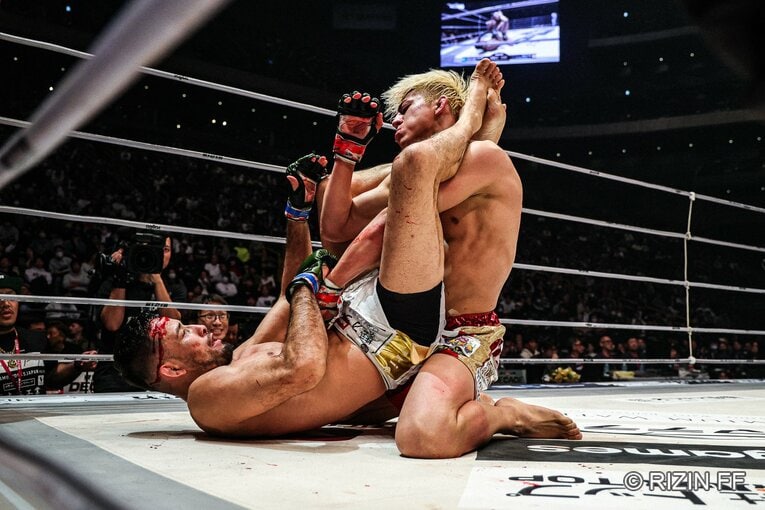 流血しながら一本を狙うクレベル・コイケ（3枚目／全6枚）©RIZIN FF