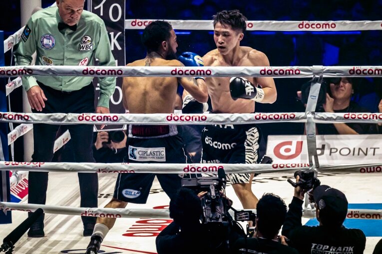 井上尚弥vs.ルイス・ネリ。KOシーンの連続写真（1枚目／全8枚）©Takuya Sugiyama