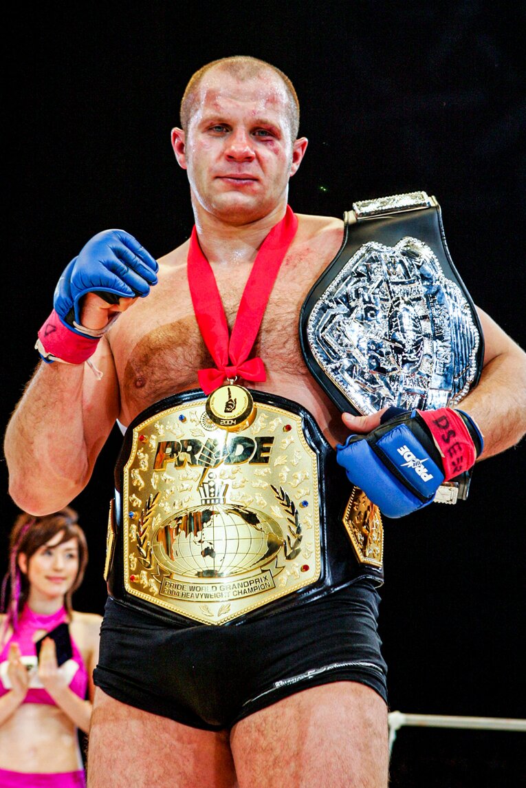 PRIDEヘビー級王座と『PRIDE GRANDPRIX 2004』優勝のベルトを巻くヒョードル