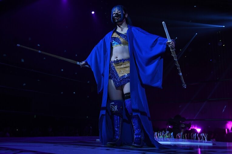 竹刀を手にした世羅りさの入場シーン