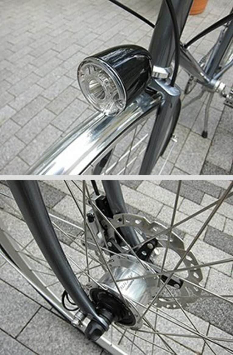 最新型LEDが従来のライト以上にバッチリ路面を照らす。下の写真は、前輪の真ん中に装着されている「ハブダイナモ」。中のコイルがタイヤに触れずに回転し発電するので、走行中の摩擦抵抗がほとんど無い