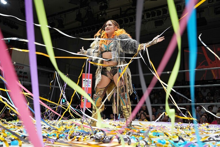 8月19日、後楽園ホール。投げ入れられた大量のテープがジュリアの旅立ちを祝っていた　©Essei Hara