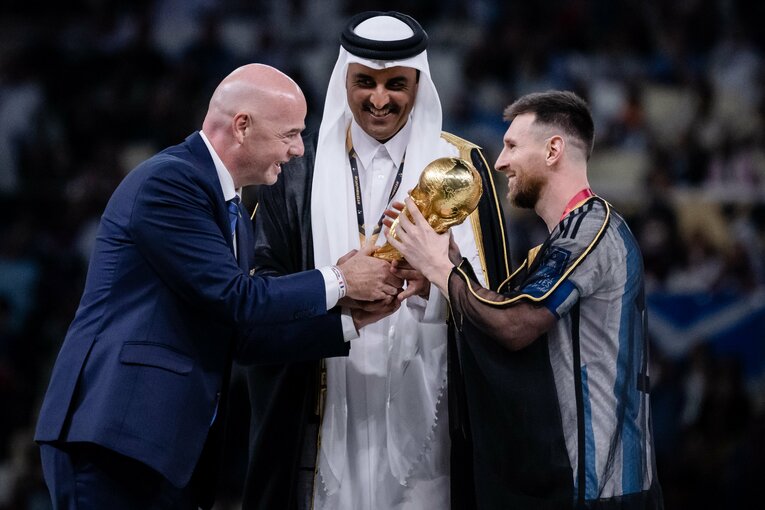 メッシにトロフィーを授与するインファティーノ会長（左）。メッシの子どものような笑顔が印象的だ　©Getty Images　